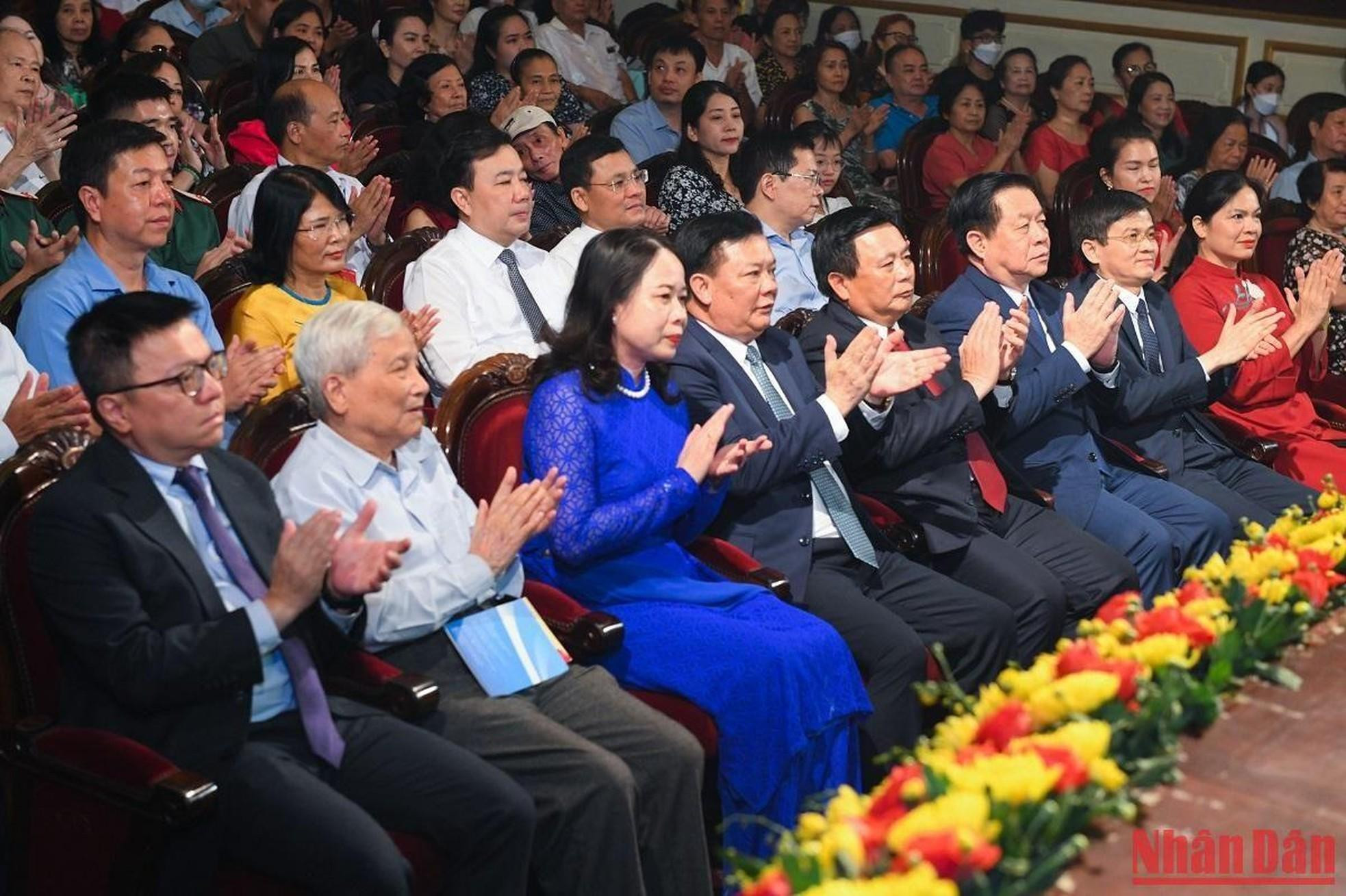 越南党、国家领导出席“独立金星”艺术晚会。(成达 摄) 越南党、国家领导出席“独立金星”艺术晚会。(成达 摄)