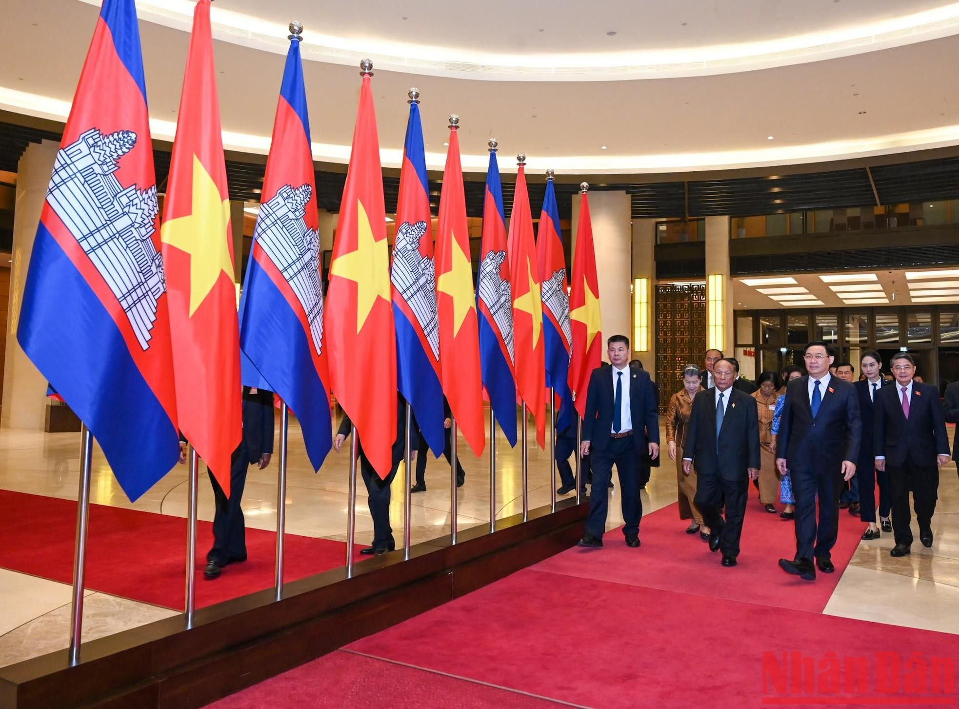 在参观活动结束后,越南国会主席王廷惠迎接柬埔寨王国国会主席韩桑林。 在参观活动结束后,越南国会主席王廷惠迎接柬埔寨王国国会主席韩桑林。