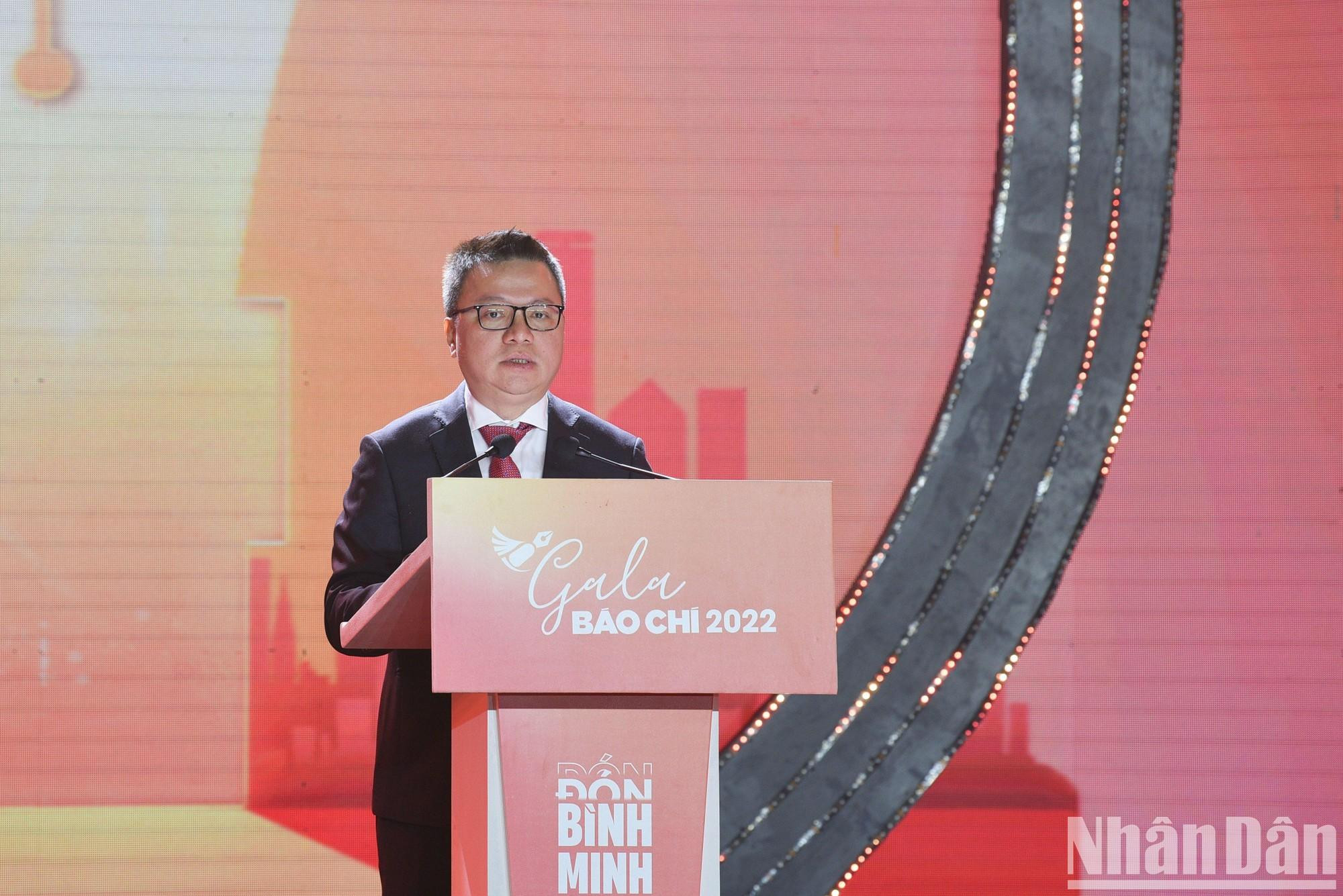 越共中央委员、越南《人民报》社总编辑、越共中央宣教部副部长、越南新闻工作者协会主席黎国明在颁奖仪式上发言。 越共中央委员、越南《人民报》社总编辑、越共中央宣教部副部长、越南新闻工作者协会主席黎国明在颁奖仪式上发言。