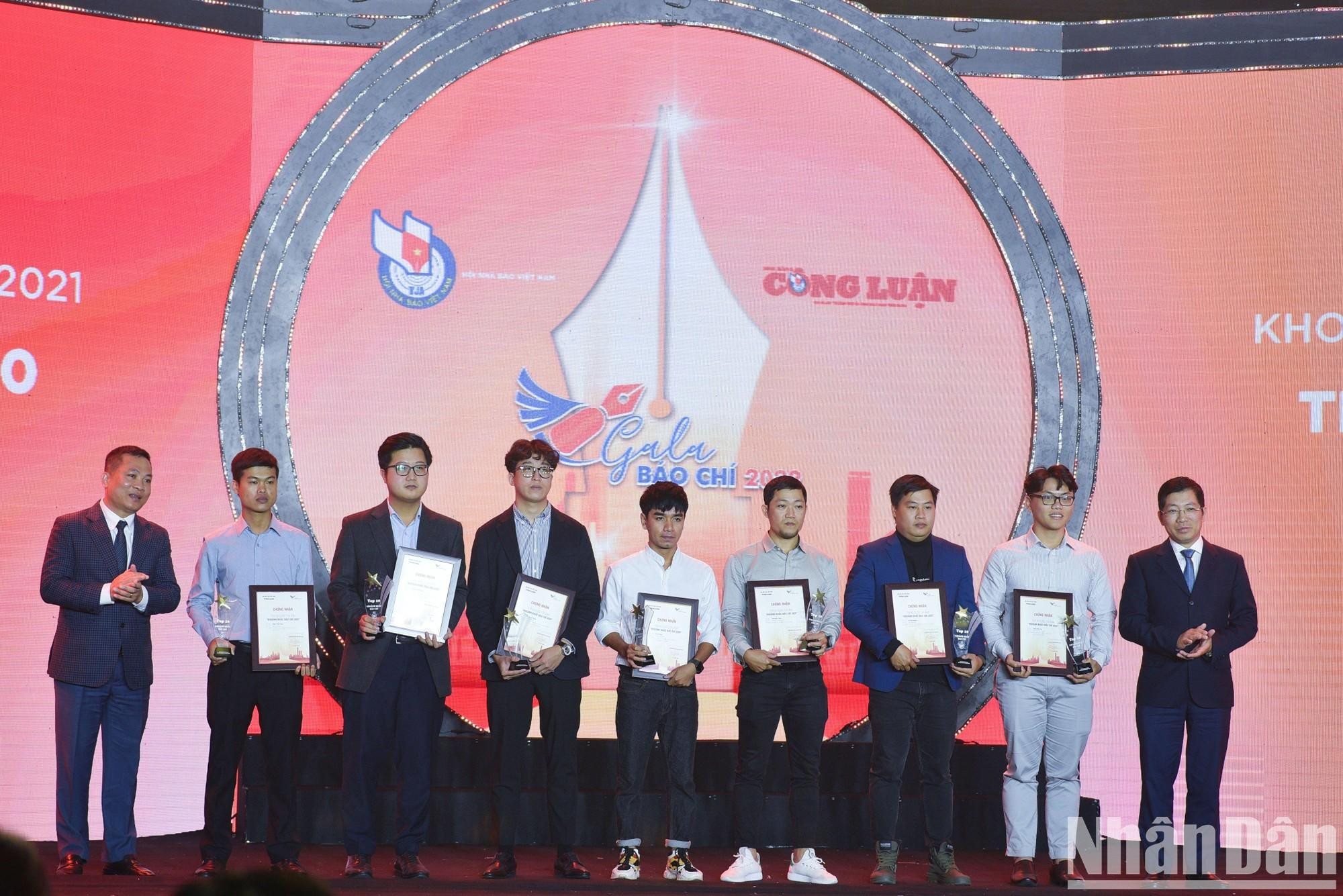 组委会向荣获“十大”奖作者颁奖。 组委会向荣获“十大”奖作者颁奖。