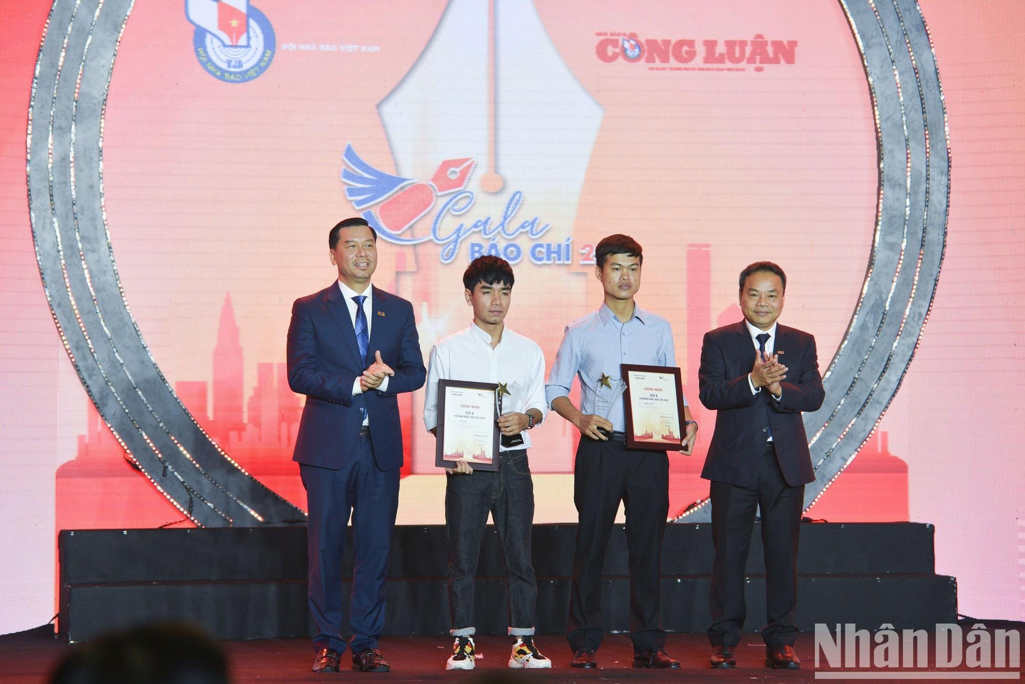 向获得B等奖的作者颁奖。 向获得B等奖的作者颁奖。