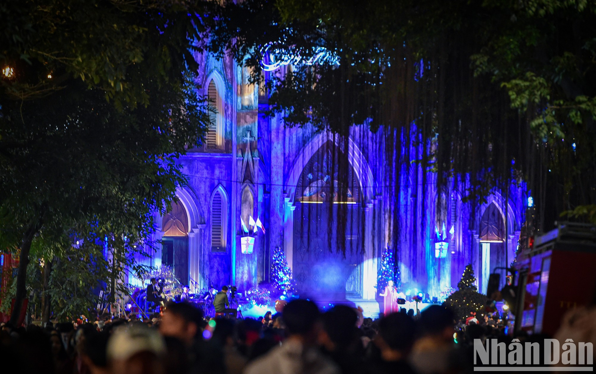 今年的圣诞节恰逢周末、不下雨、空气凉爽,为人们外出创造了理想的条件。(成达 摄) 今年的圣诞节恰逢周末、不下雨、空气凉爽,为人们外出创造了理想的条件。(成达 摄)