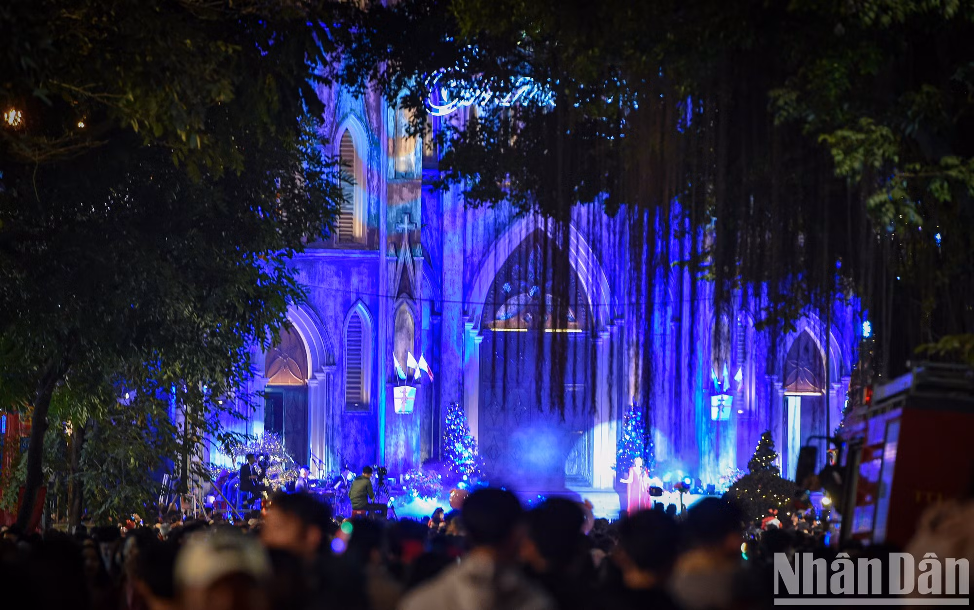 今年的圣诞节恰逢周末、不下雨、空气凉爽，为人们外出创造了理想的条件。（成达 摄）