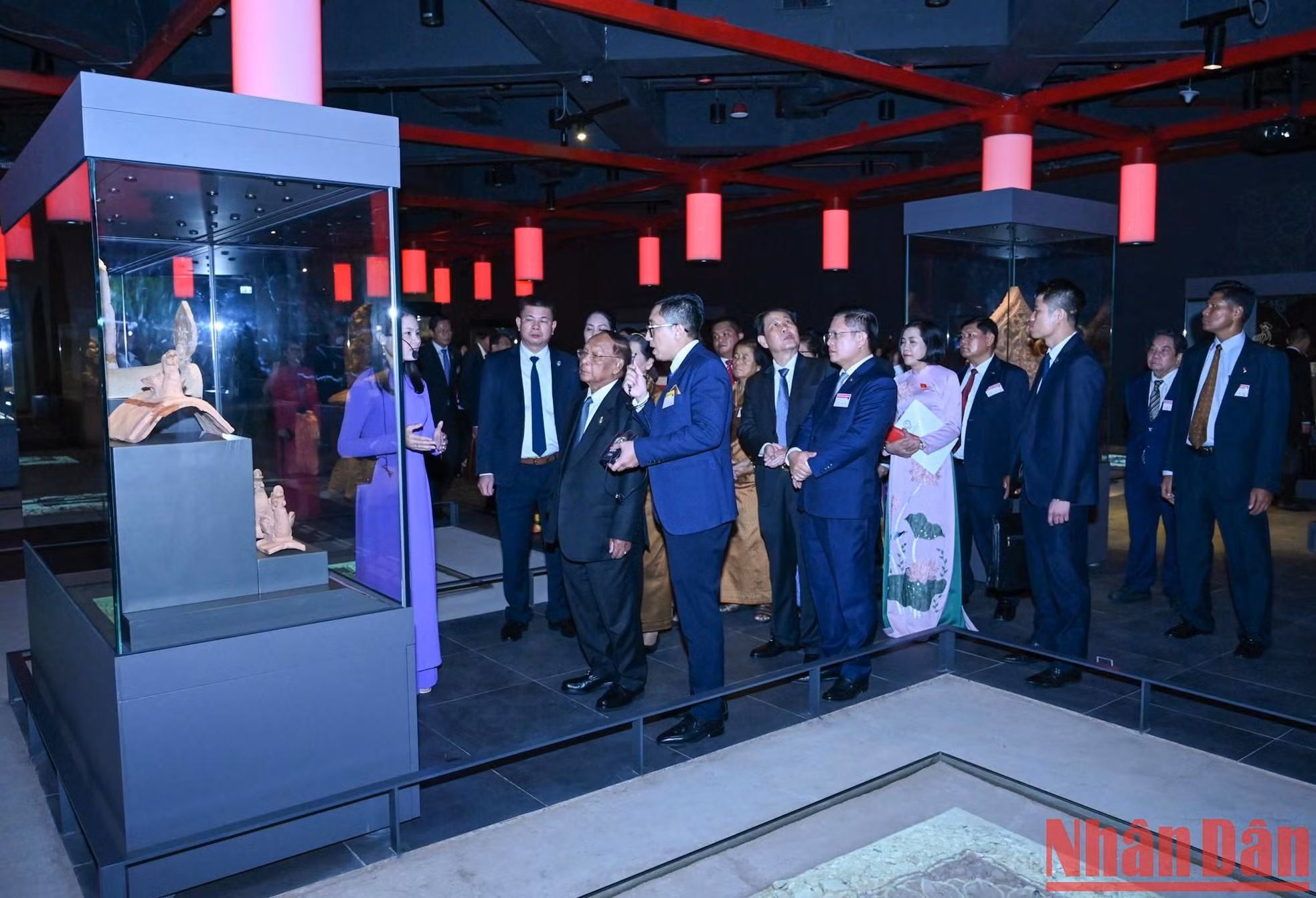 柬埔寨国会主席和各位代表们在展区听取了有关文物的介绍。