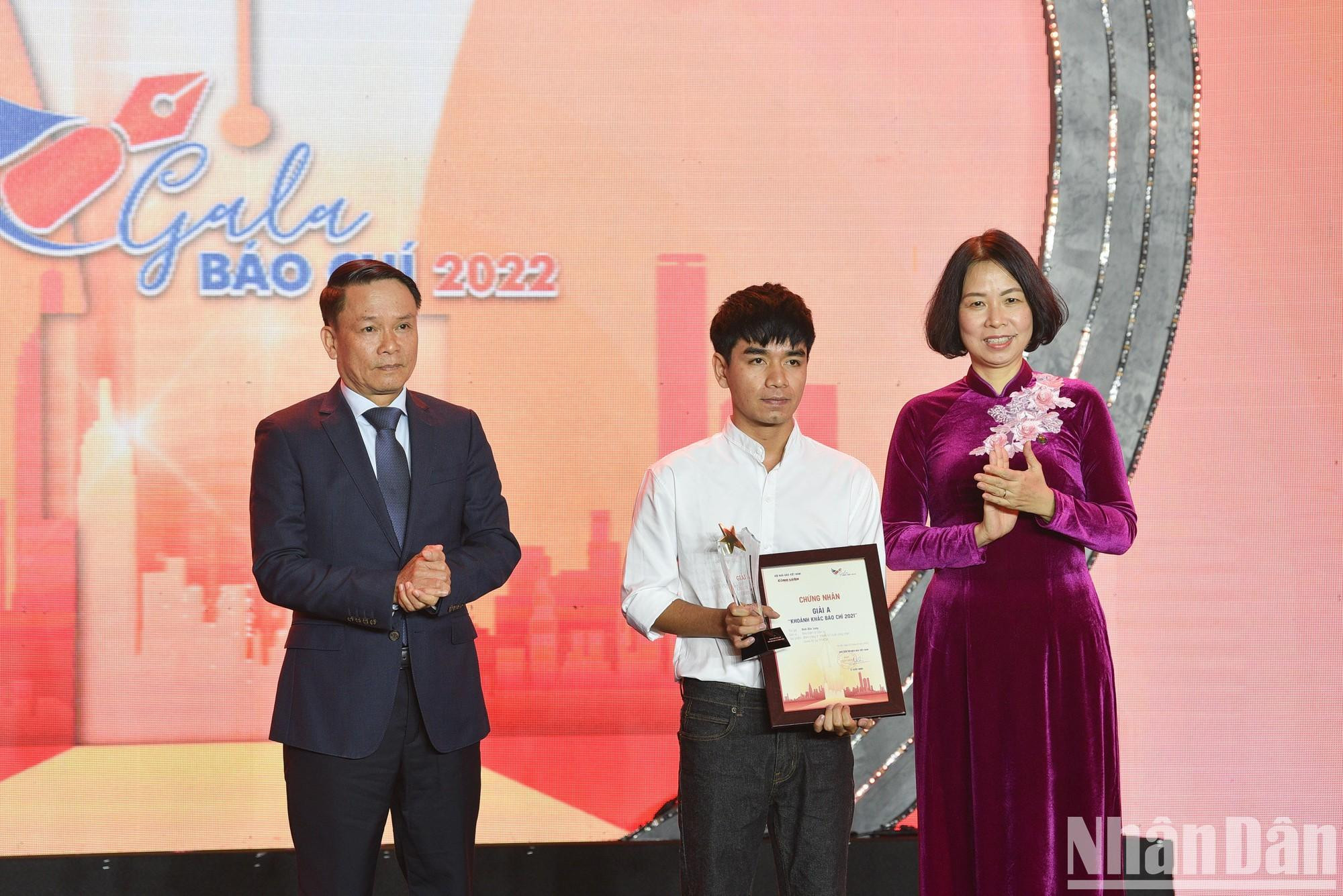 向获得A等奖的《民智报》作者廷德隆颁奖。 向获得A等奖的《民智报》作者廷德隆颁奖。