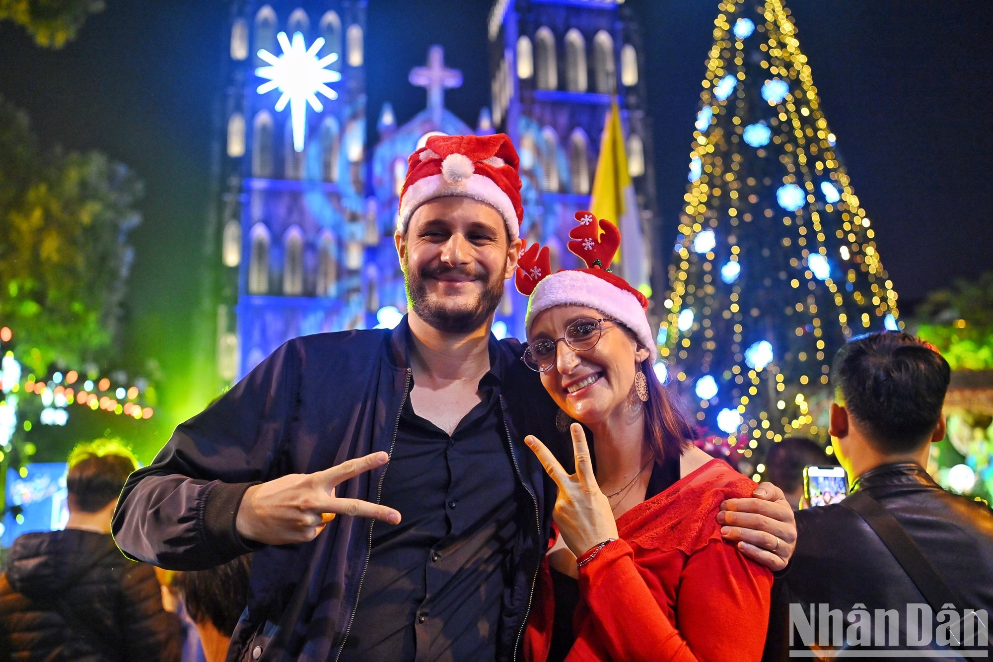 一对外国游客在河内大教堂享受圣诞气氛。 (成达 摄) 一对外国游客在河内大教堂享受圣诞气氛。 (成达 摄)