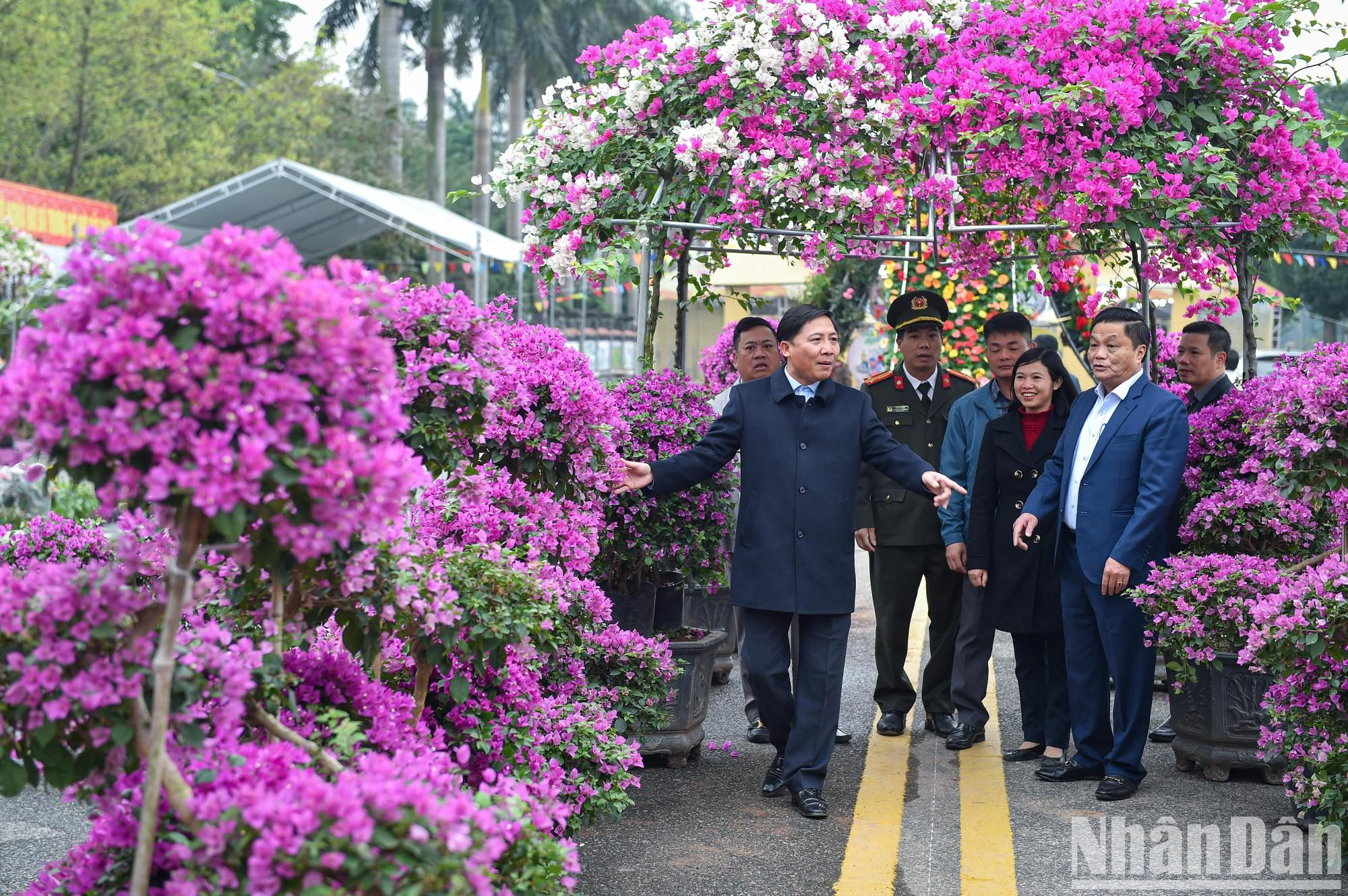 迷灵县县委书记黎清廉与各位代表参观花卉节。 迷灵县县委书记黎清廉与各位代表参观花卉节。