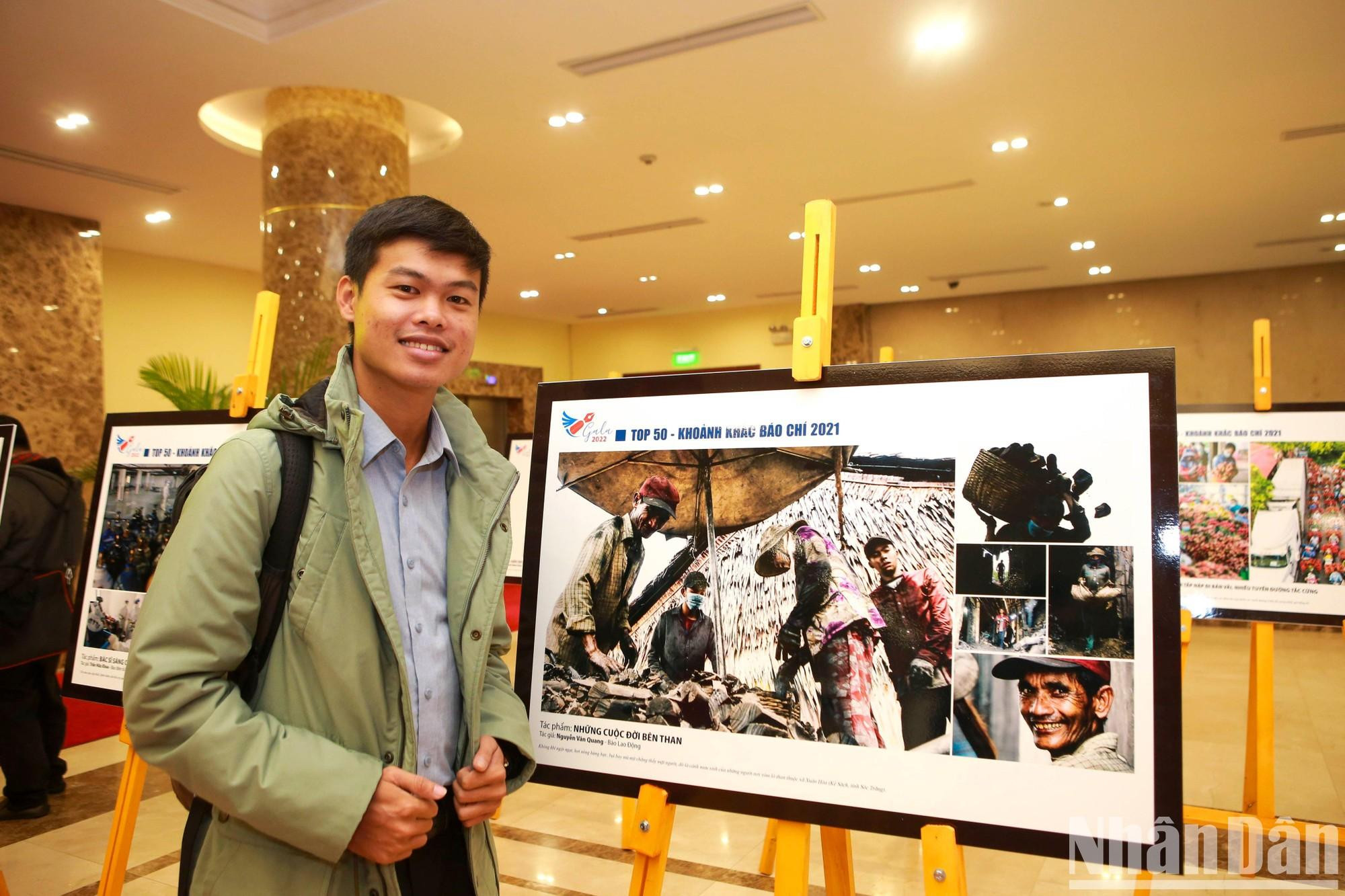 摄影师与自己的参赛作品。 摄影师与自己的参赛作品。