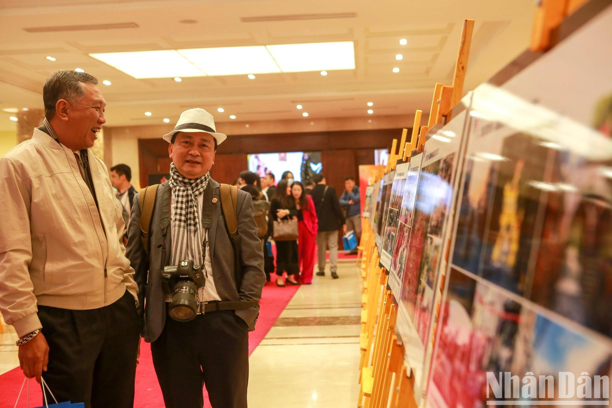 摄影奖吸引了200多名摄影师的数百张照片参加,对记者的充满活力和创新精神给予表彰和认可。 摄影奖吸引了200多名摄影师的数百张照片参加,对记者的充满活力和创新精神给予表彰和认可。