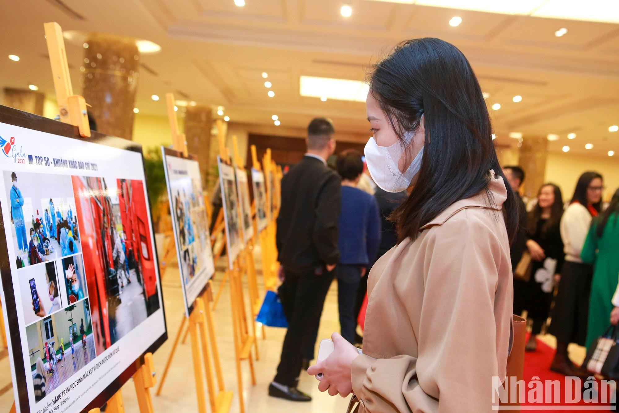 据组委会,各部作品展现了作者的深厚奉献和人文精神。 据组委会,各部作品展现了作者的深厚奉献和人文精神。