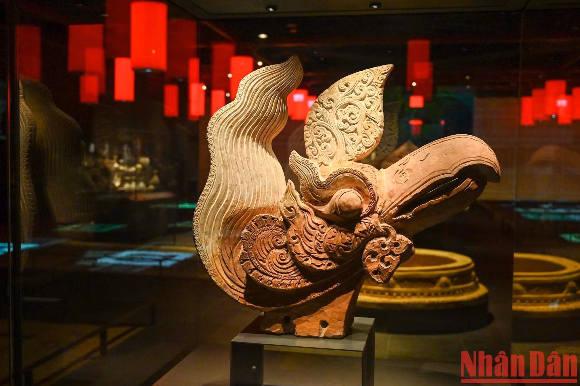 越南国会大厦地下室考古学展区拥有数以千计的多时期考古遗迹，是世界上最独特的建筑之一，是连接传统与现代之地，反映了从前升龙时期到当今最高权力中心——巴亭政治中心的永恒生命力。