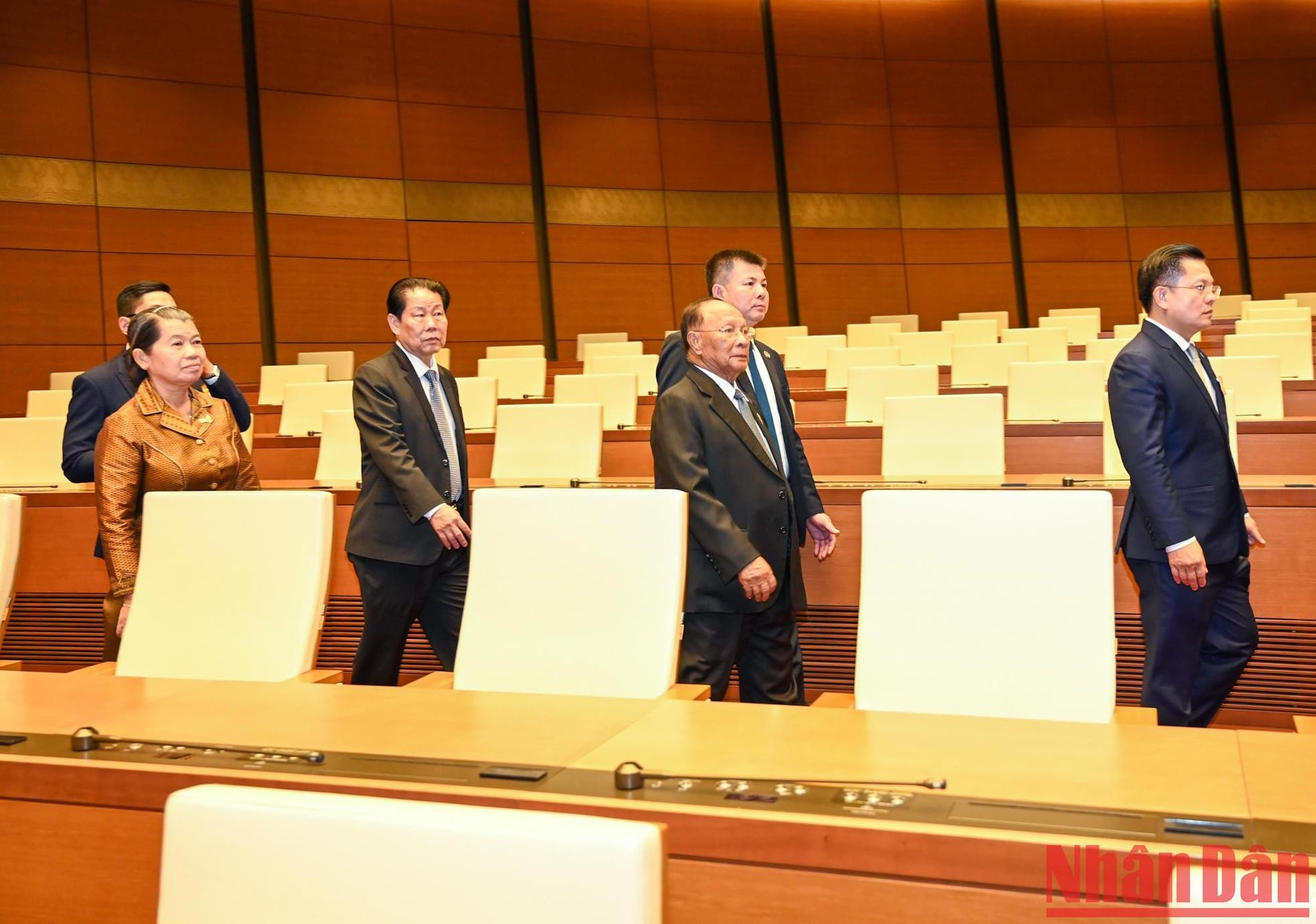 柬埔寨王国国会主席韩桑林与各位代表参观延鸿大会堂。 柬埔寨王国国会主席韩桑林与各位代表参观延鸿大会堂。