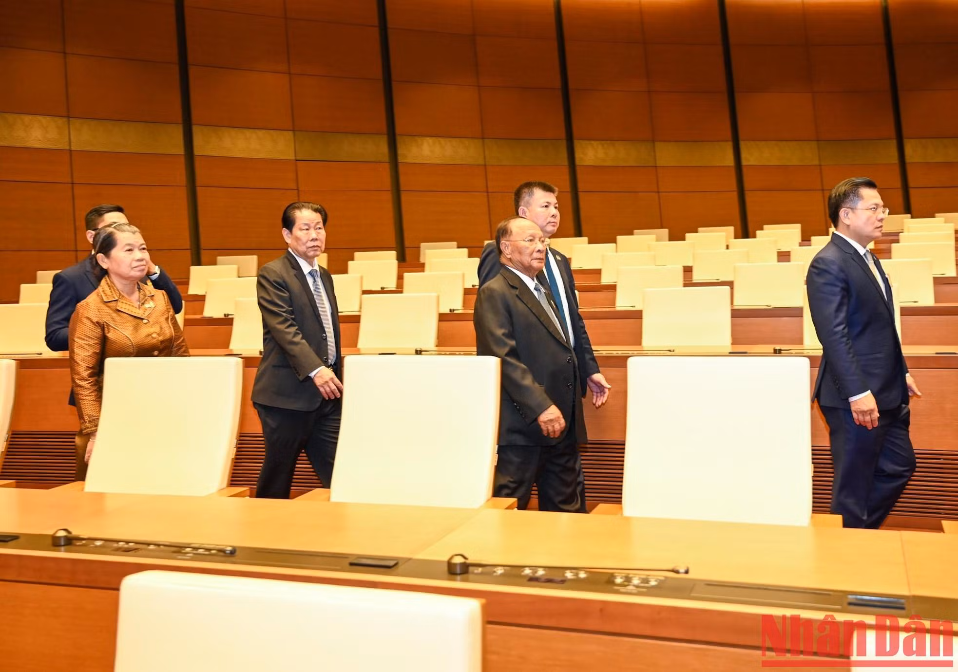 柬埔寨王国国会主席韩桑林与各位代表参观延鸿大会堂。