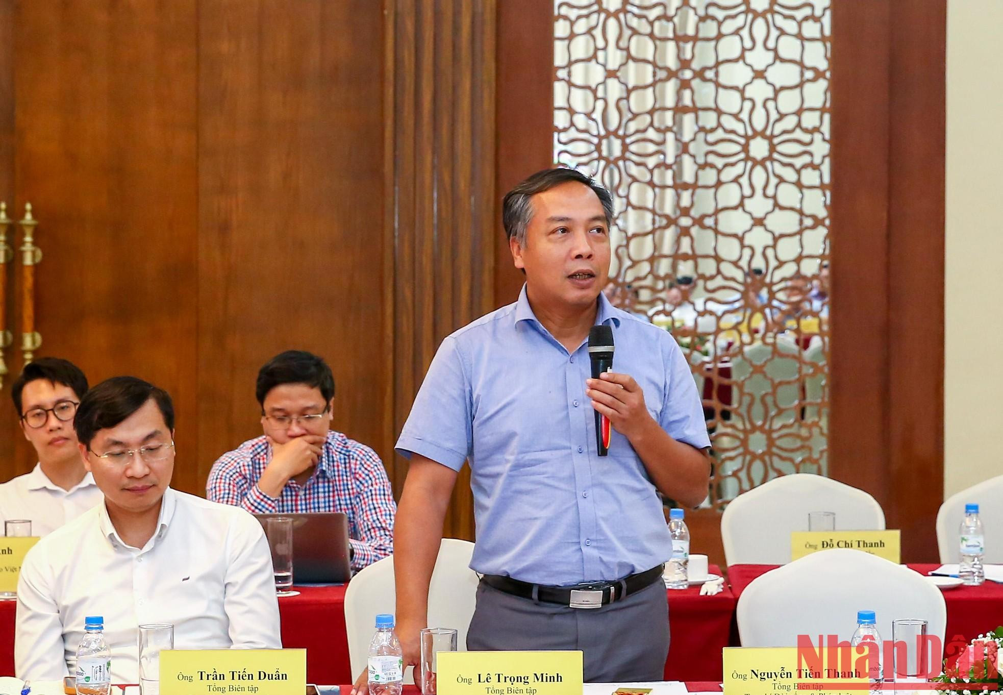 《投资报》社总编辑李种明在论坛上发言。