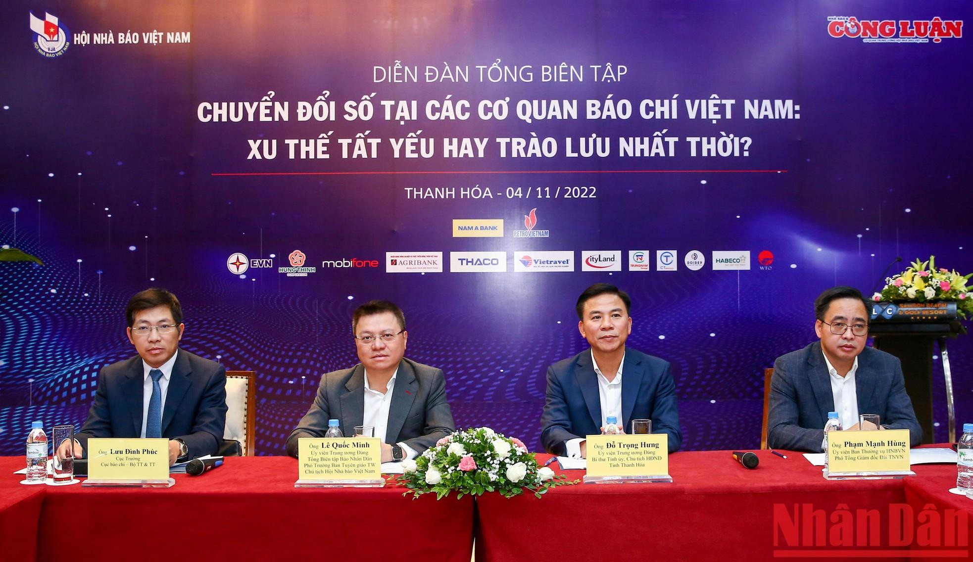 黎国明同志与杜种兴同志主持论坛。