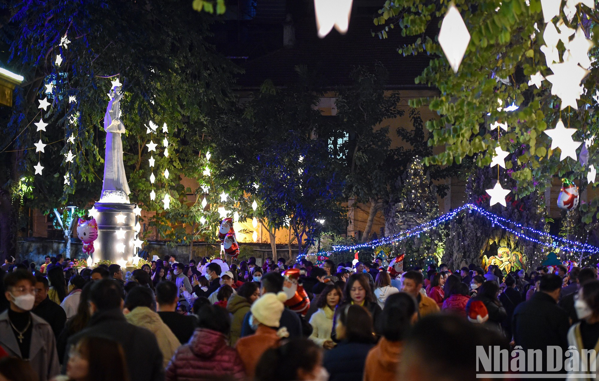 12月24日晚上10点,大量人民和游客来到北门教堂庆祝平安的圣诞节。(成达 摄) 12月24日晚上10点,大量人民和游客来到北门教堂庆祝平安的圣诞节。(成达 摄)