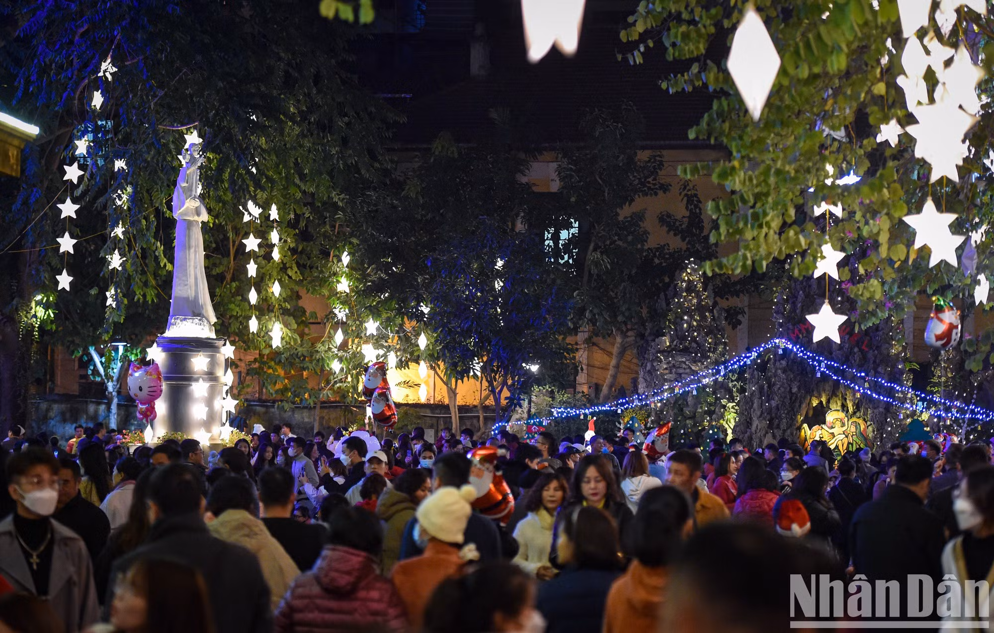 12月24日晚上10点，大量人民和游客来到北门教堂庆祝平安的圣诞节。（成达 摄）