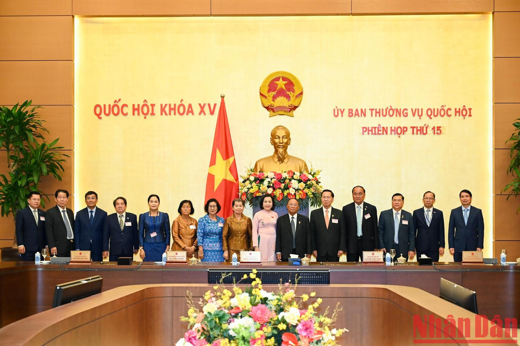 柬埔寨王国国会主席韩桑林与各位代表在新潮大会堂合影留念。 柬埔寨王国国会主席韩桑林与各位代表在新潮大会堂合影留念。