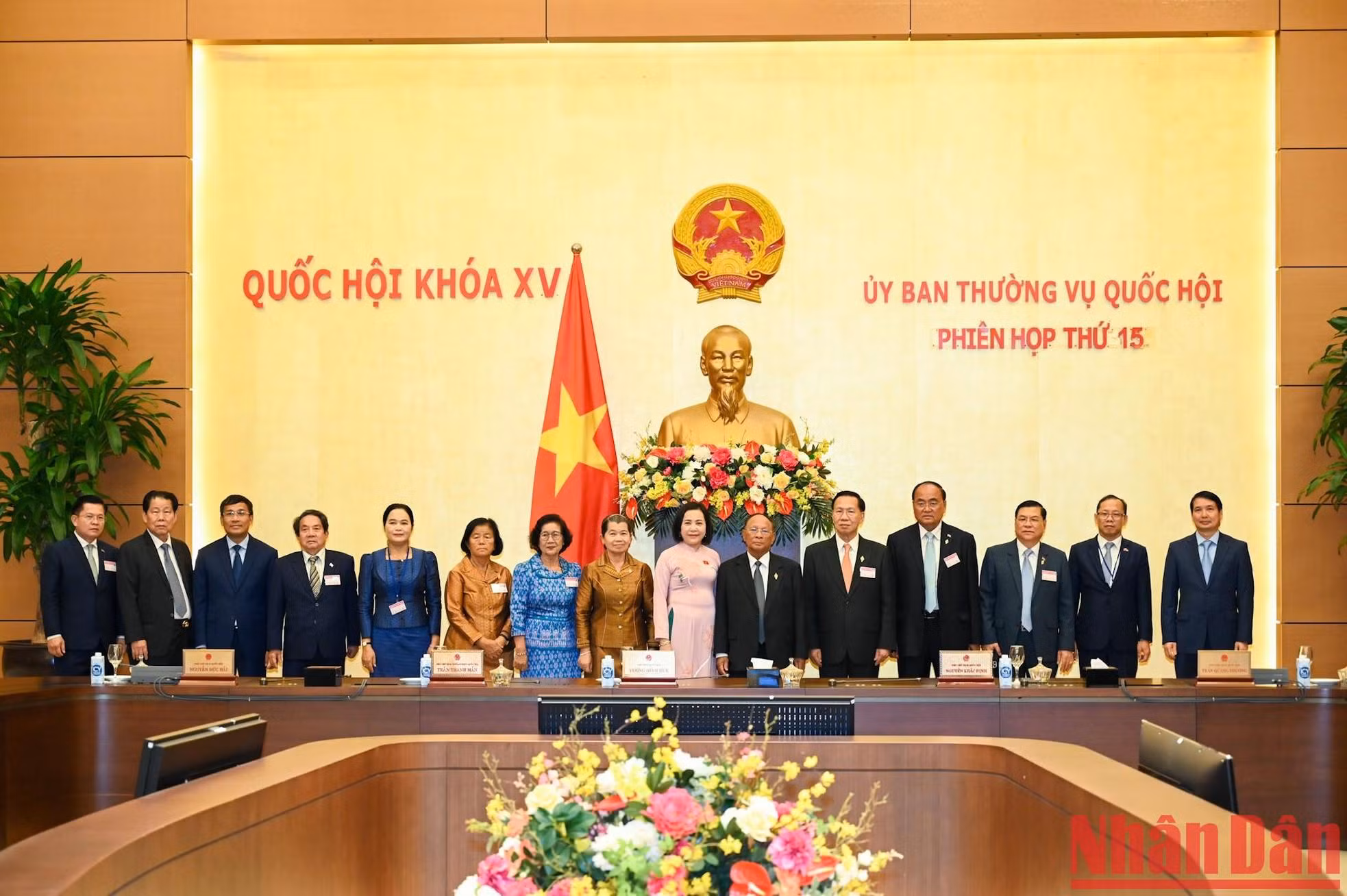 柬埔寨王国国会主席韩桑林与各位代表在新潮大会堂合影留念。