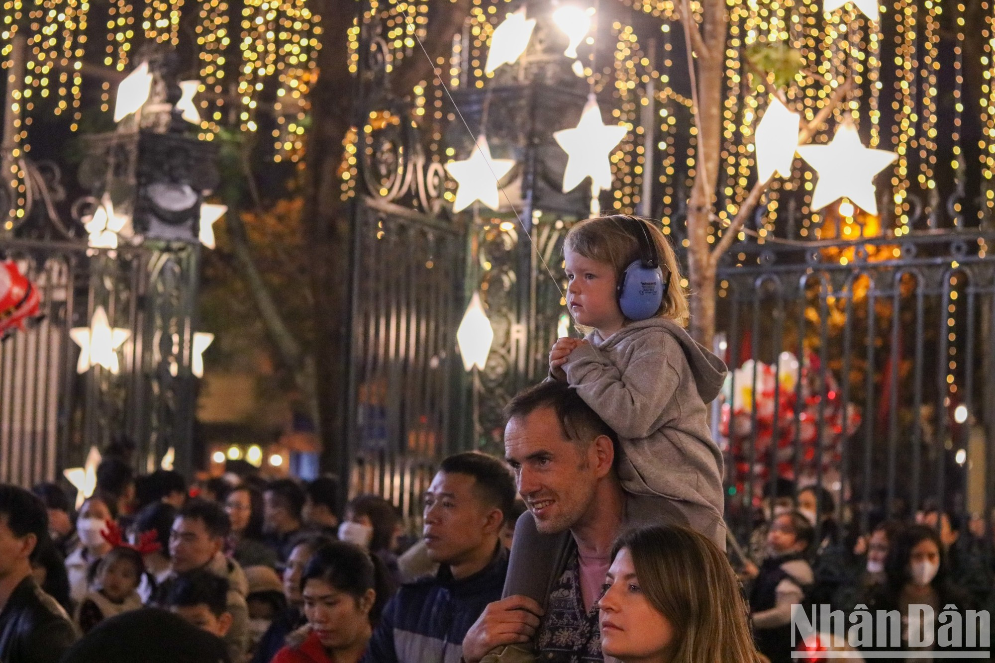 今年,咸龙教堂也装点了数千盏LED灯,营造出波光粼粼的奇幻景象。(日光 摄) 今年,咸龙教堂也装点了数千盏LED灯,营造出波光粼粼的奇幻景象。(日光 摄)