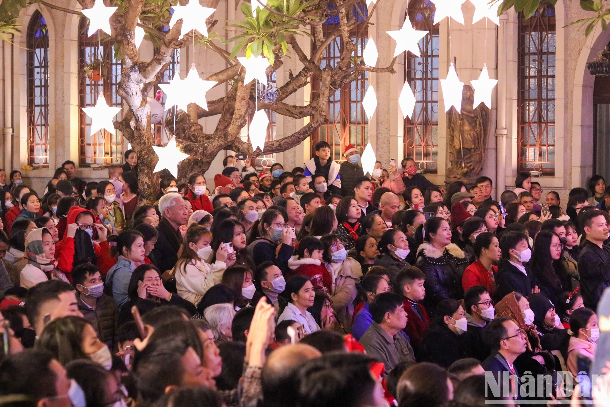 在咸龙教堂,许多人前来参观,享受圣诞气氛。(日光 摄) 在咸龙教堂,许多人前来参观,享受圣诞气氛。(日光 摄)