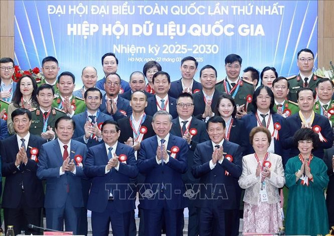 苏林总书记,范明正总理与与会代表合影。(登科 摄) 苏林总书记,范明正总理与与会代表合影。(登科 摄)