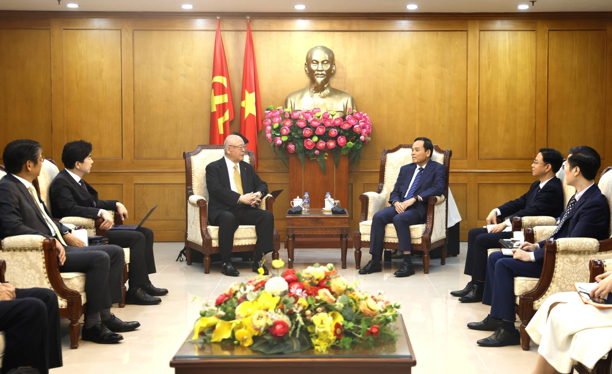 越共中央政策与战略部部长陈流光会见日越友好议员联盟特别顾问武部勤。（图片来源：VGP）