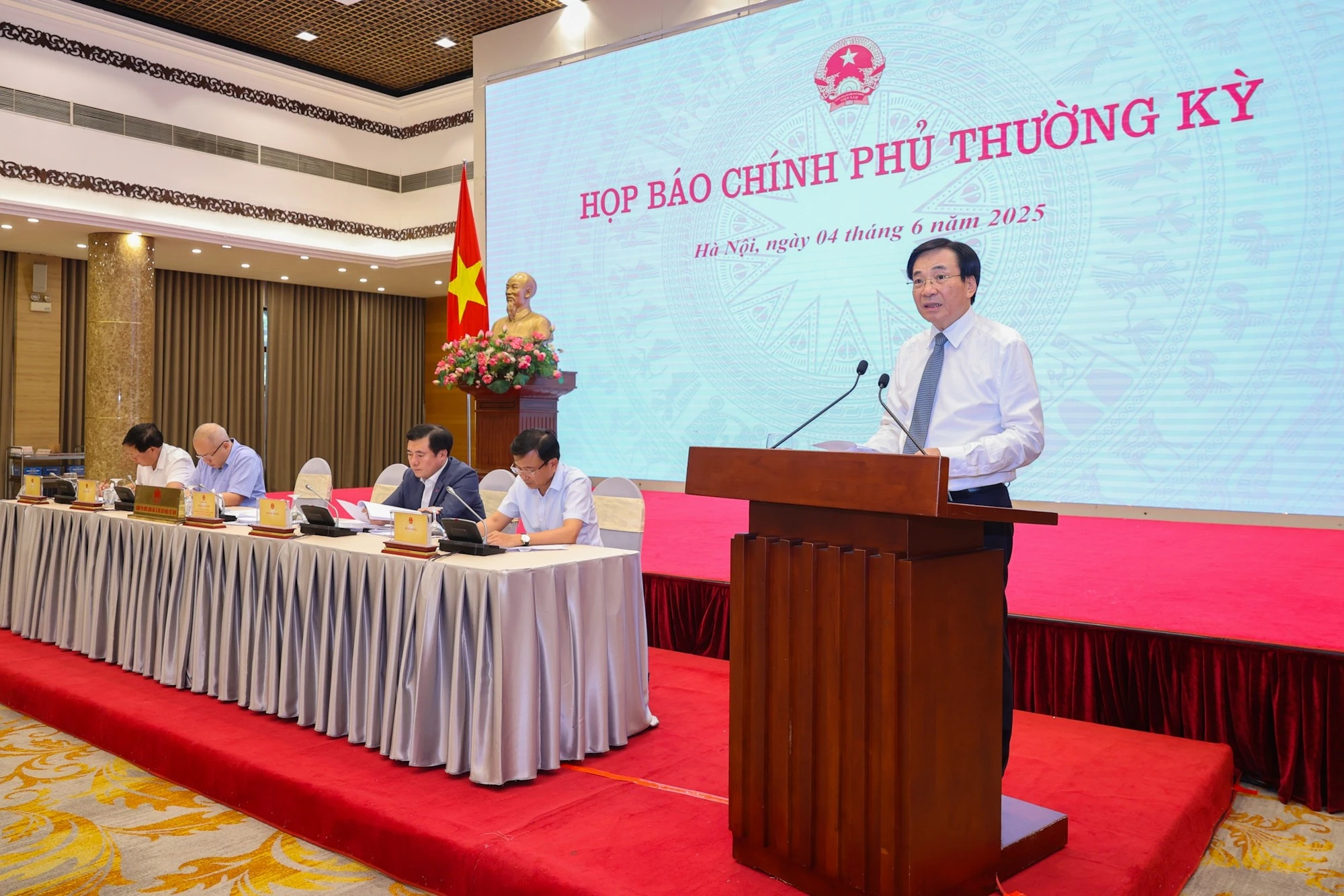 政府例行记者会场景。（图片来源：VGP）
