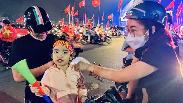 越南各地人民纷纷涌出家门 喜庆U23足球队赢得东运动男足冠军（组图） ảnh 13