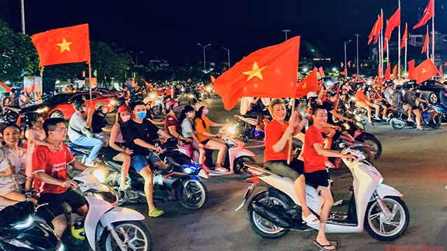 越南各地人民纷纷涌出家门 喜庆U23足球队赢得东运动男足冠军（组图） ảnh 12