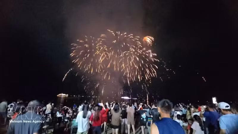 为促进旅游消费，自2025年7月起，广宁省拜斋坊海域每周二、周四和周六晚举办艺术烟花燃放活动。(图片来源：越通社)