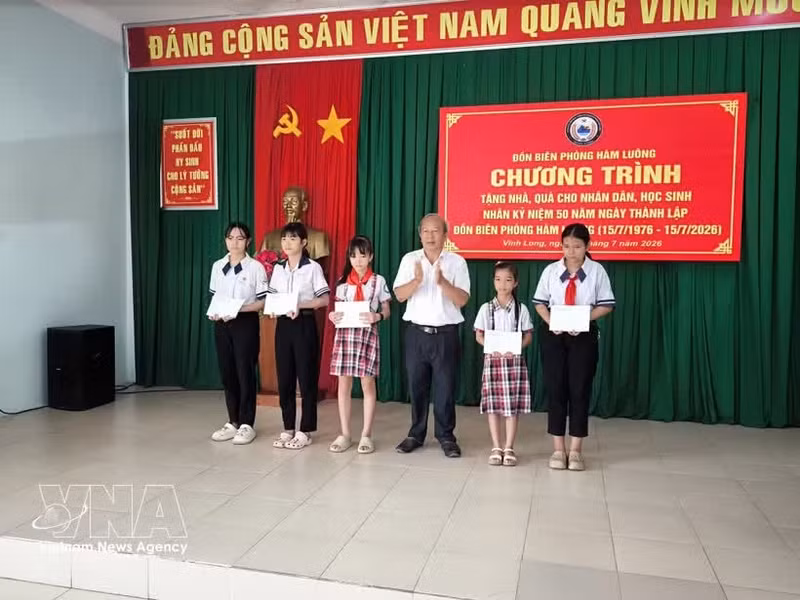 咸龙边防哨所向贫困学生颁发助学金。（图片来源：越通社）