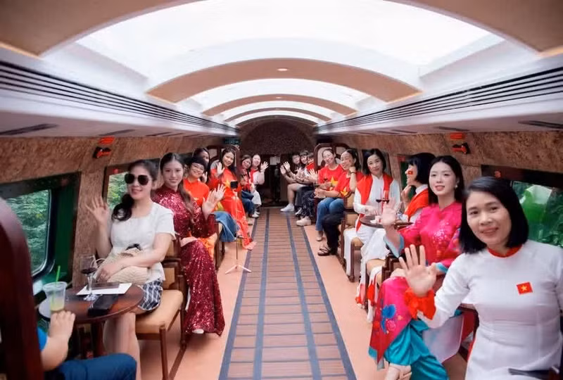 运营一年来，该列车已开行近400趟，接待游客近10万人次。（图片来源：hanoimoi.vn） 