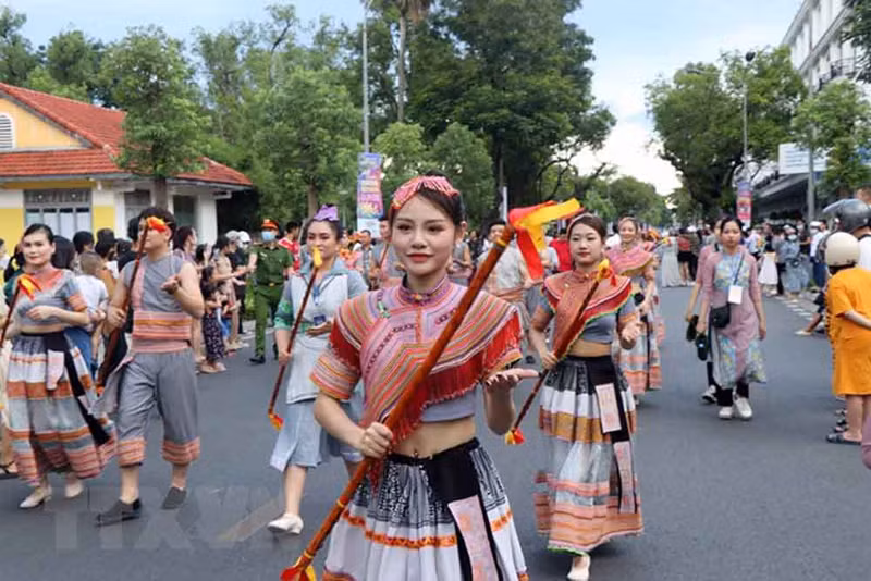 2022年顺化节：文化色彩的街头艺术节热闹开场 ảnh 5