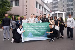 活动嘉宾走进珍酒厂，感受酒旅融合。（唐哲 摄）