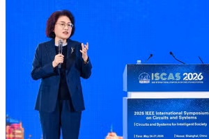 华为公司董事、半导体业务部总裁何庭波在2026国际电路与系统研讨会上发表演讲。（华为 供图）