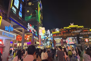 中国贵州省贵阳青云市集热闹非凡，充满烟火气。