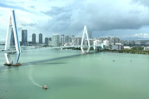 中国海南省海口市的世纪大桥。（杜有兴 摄）