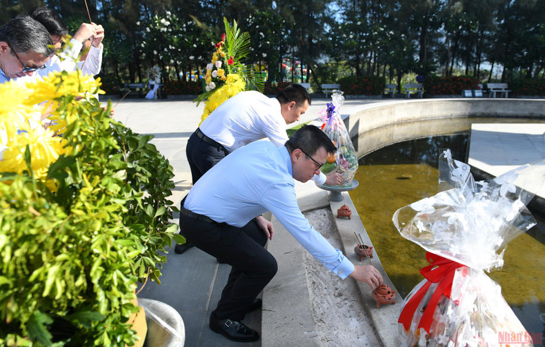 《人民报》社代表团敬香缅怀鬼鹿角礁战士（组图） ảnh 3