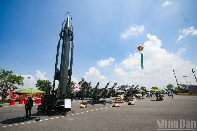 飞毛腿-B型导弹(Scud-B)系统的最远射程达300公里,导弹全长11.25米,发射重量约4500公斤,弹头重量约950公斤。 anh-10.jpg