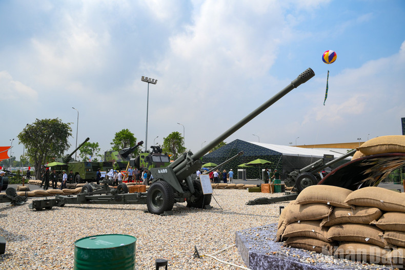 该展区展示了多种现代化装备与武器。 anh-14.jpg