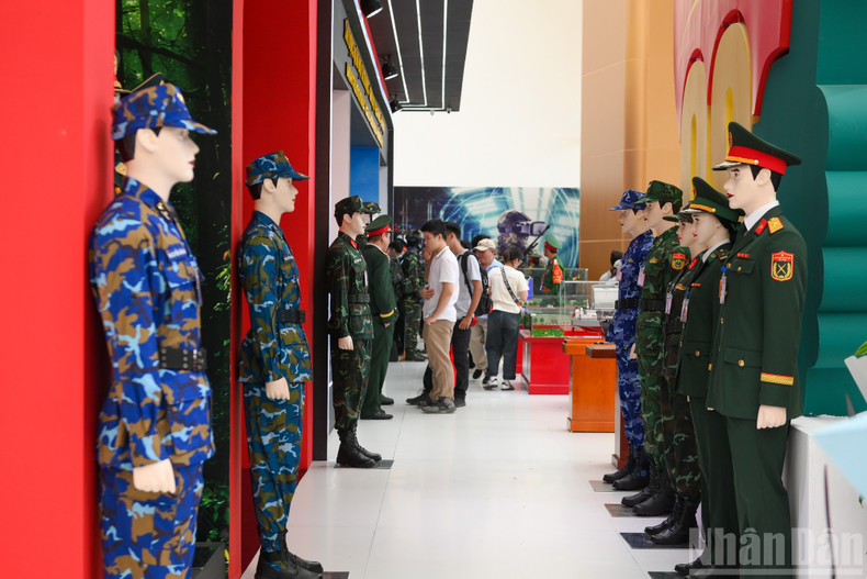 越南人民军军服展示区。 anh-9.jpg
