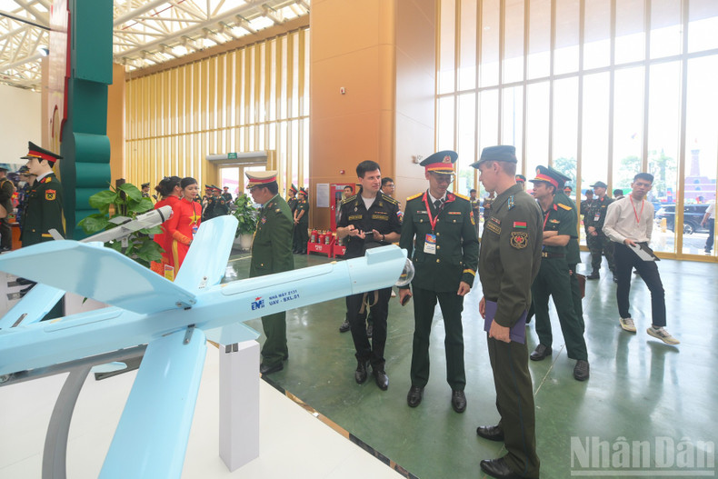 国防部展区吸引了来自各国武装力量代表的高度关注并驻足参观。 anh-5.jpg