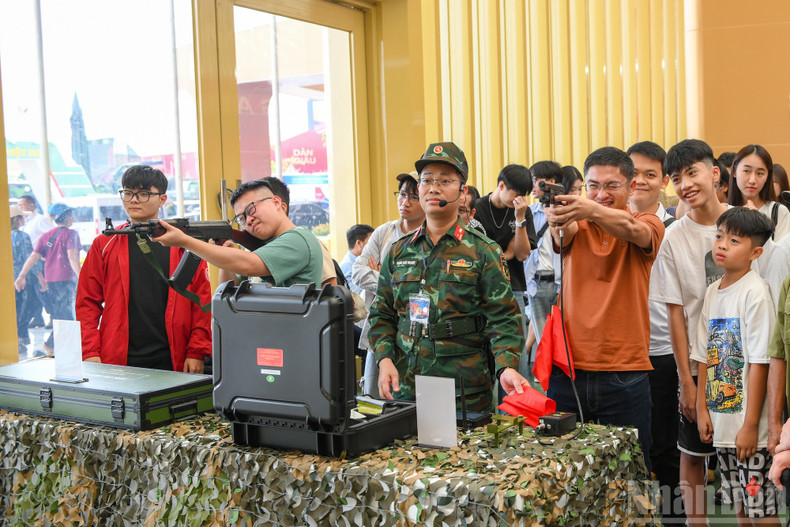 军事技术学院的射击体验区吸引了众多观众驻足参与。 anh-8.jpg