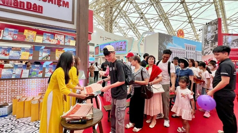 为了获得《人民报》特别副刊,大批公众不惜排起长队,耐心等待领取。 49trienlam3.jpg