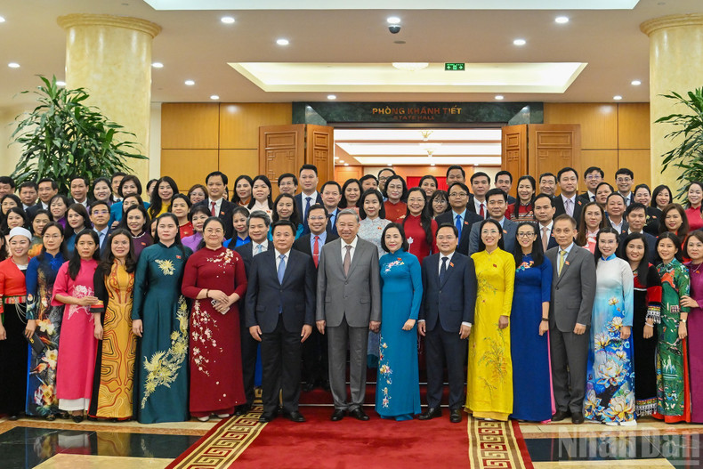 越共中央总书记苏林与各位代表合影。 (完) anh-14.jpg