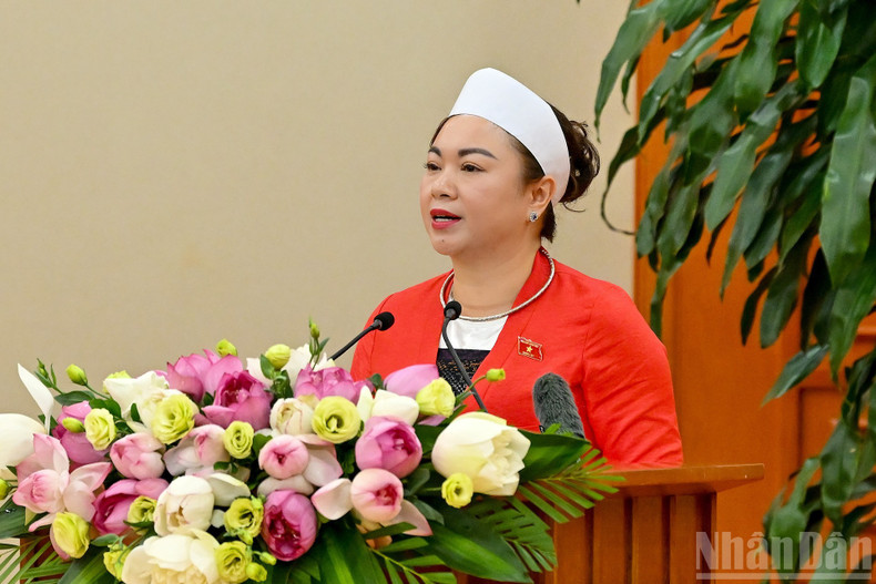 和平省国会代表邓碧玉在会见中致辞。 anh-9-4182.jpg