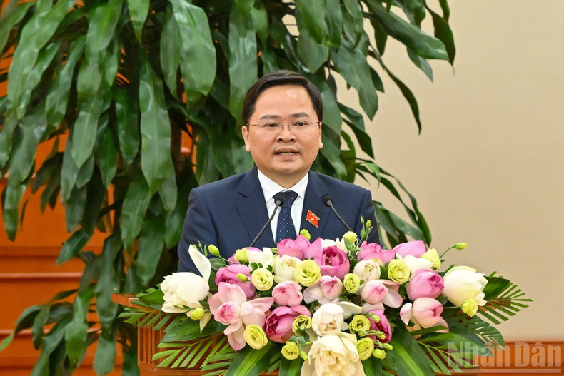 越共中央委员、北宁省省委书记、北宁省国会代表团团长、国会年轻代表小组主席阮英俊在会见中致辞。 anh-7-8302.jpg