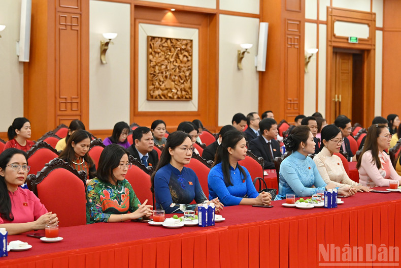 出席会见的国会年轻代表小组成员。 anh-5-1429.jpg