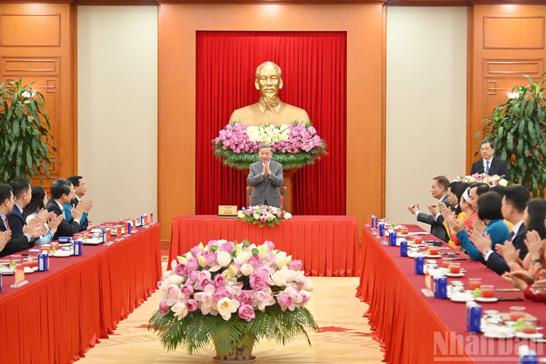 越共中央总书记苏林会见国会年轻代表小组。 anh-3-1472.jpg